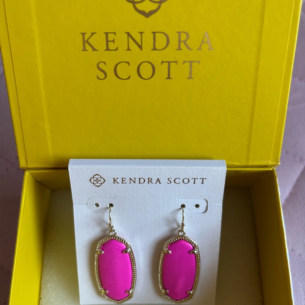 ✨NWOT Kendra Scott Gold Drop Magenta Earrings